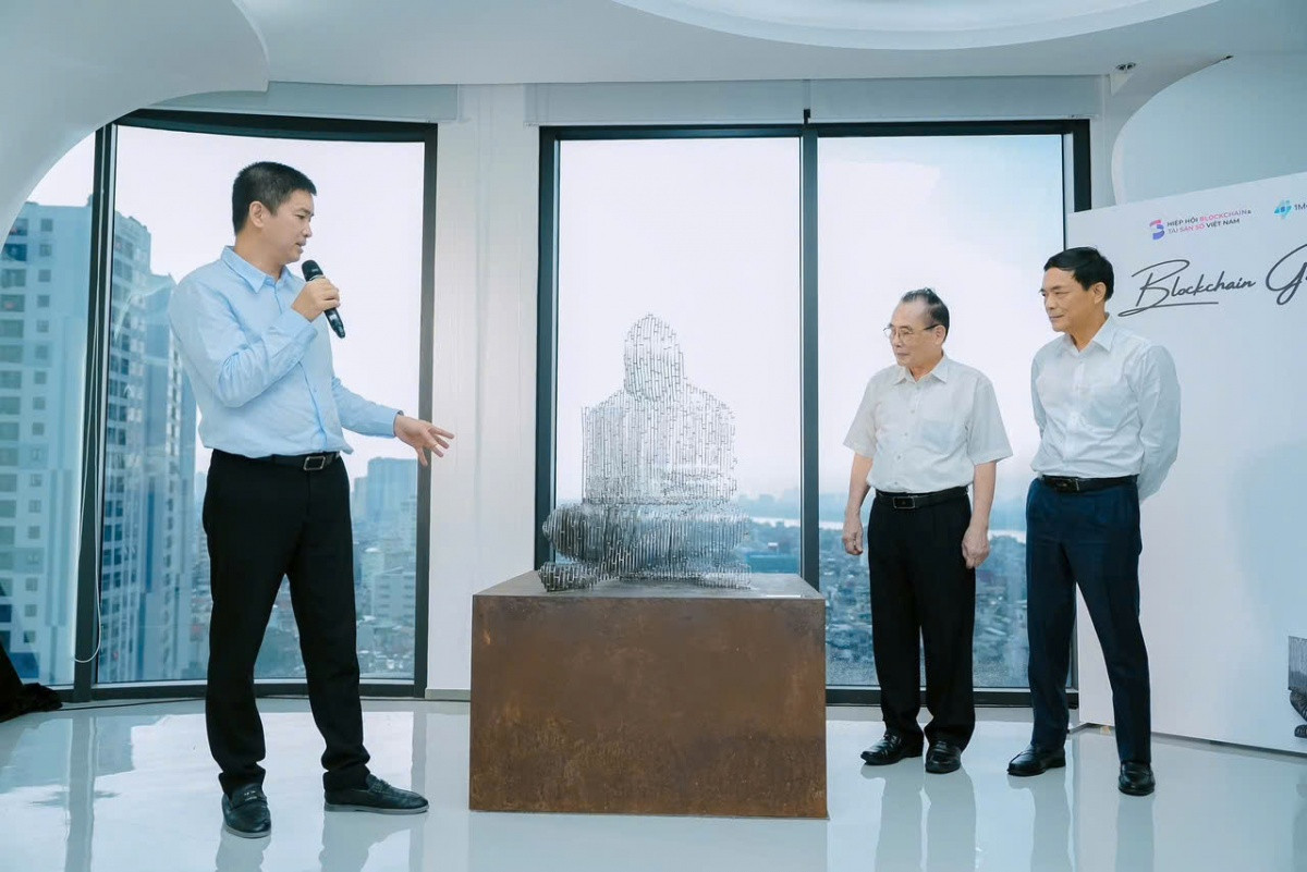 Ra mắt tượng Satoshi Nakamoto - dấu mốc đặc biệt kết nối cộng đồng blockchain Việt Nam với thế giới Ra mắt tượng Satoshi Nakamoto - dấu mốc đặc biệt kết nối cộng đồng blockchain Việt Nam với thế giới