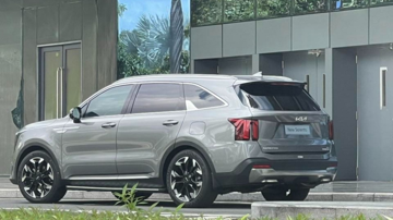 Kia Sorento 2025 bị bắt gặp tại Việt Nam: Dự kiến ra mắt ngay tháng này, có 4 phiên bản, thêm nhiều ‘option’, có chi tiết như Carnival
