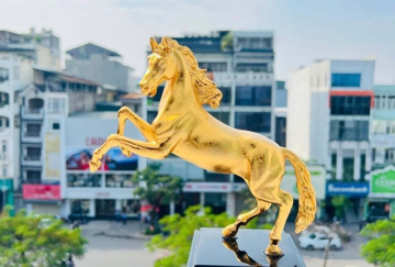 Quà Tết Bính Ngọ dát vàng, giá vài chục triệu vẫn đắt khách