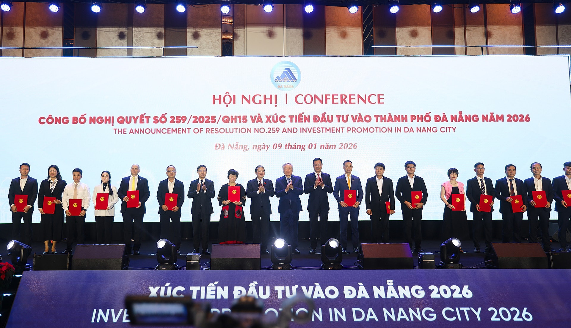 Đại diện <a style='text-decoration: none;' href='/FPT'>FPT</a> City nhận công bố từ UBND thành phố Đà Nẵng cho dự án chung cư <a style='text-decoration: none;' href='/FPT'>FPT</a> Plaza 5
