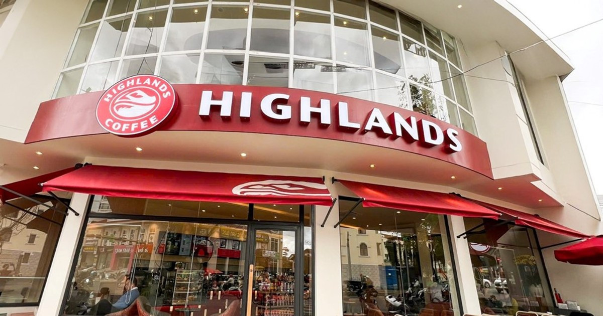 Highlands Coffee thông báo ngừng sử dụng sản phẩm của Công ty Đồ hộp Hạ Long. Ảnh: Trần Chung. 4b6b-dohop1-kjsq.jpg