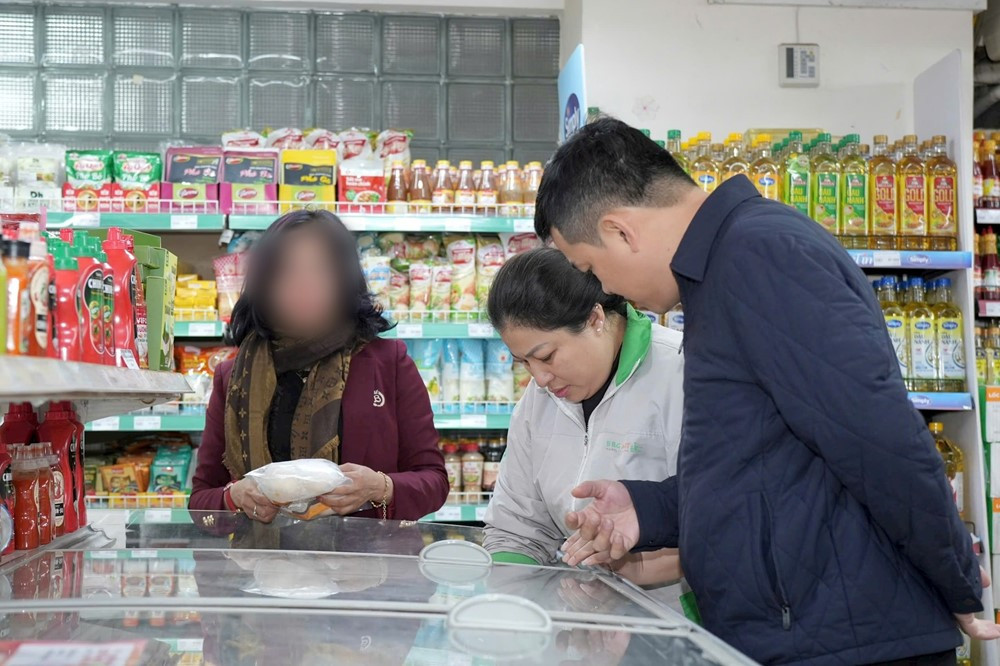Một siêu thị tại Hà Nội bị phát hiện cá hồi, thịt cua không có nhãn mác, thời gian sản xuất và hạn sử dụng - ảnh 2