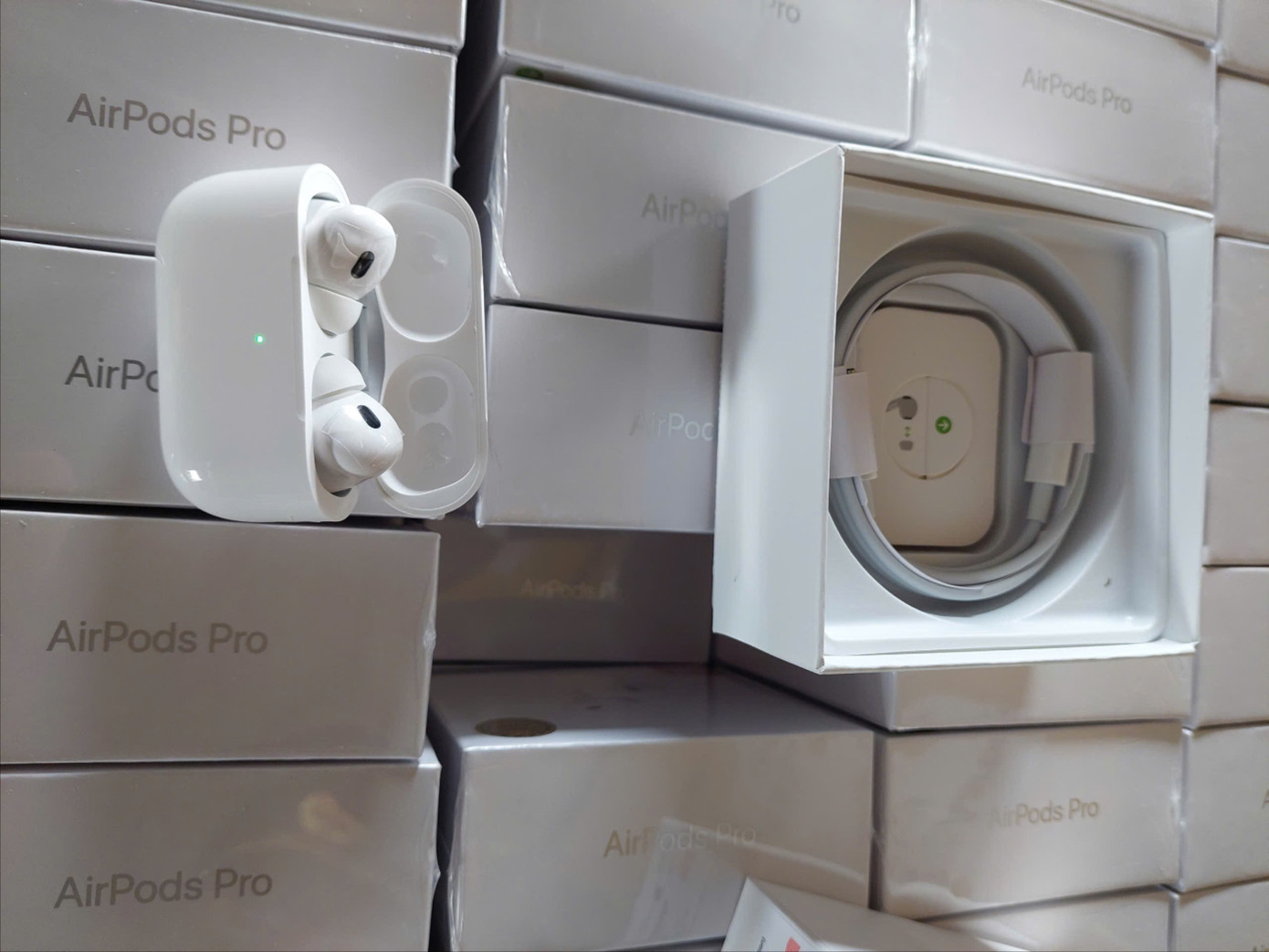 Lô hàng tai nghe Airpods vận chuyển từ Trung Quốc sang Campuchia bị lực lượng hải quan phát hiện giả mạo thương hiệu. hang-lau-3-9617.jpg