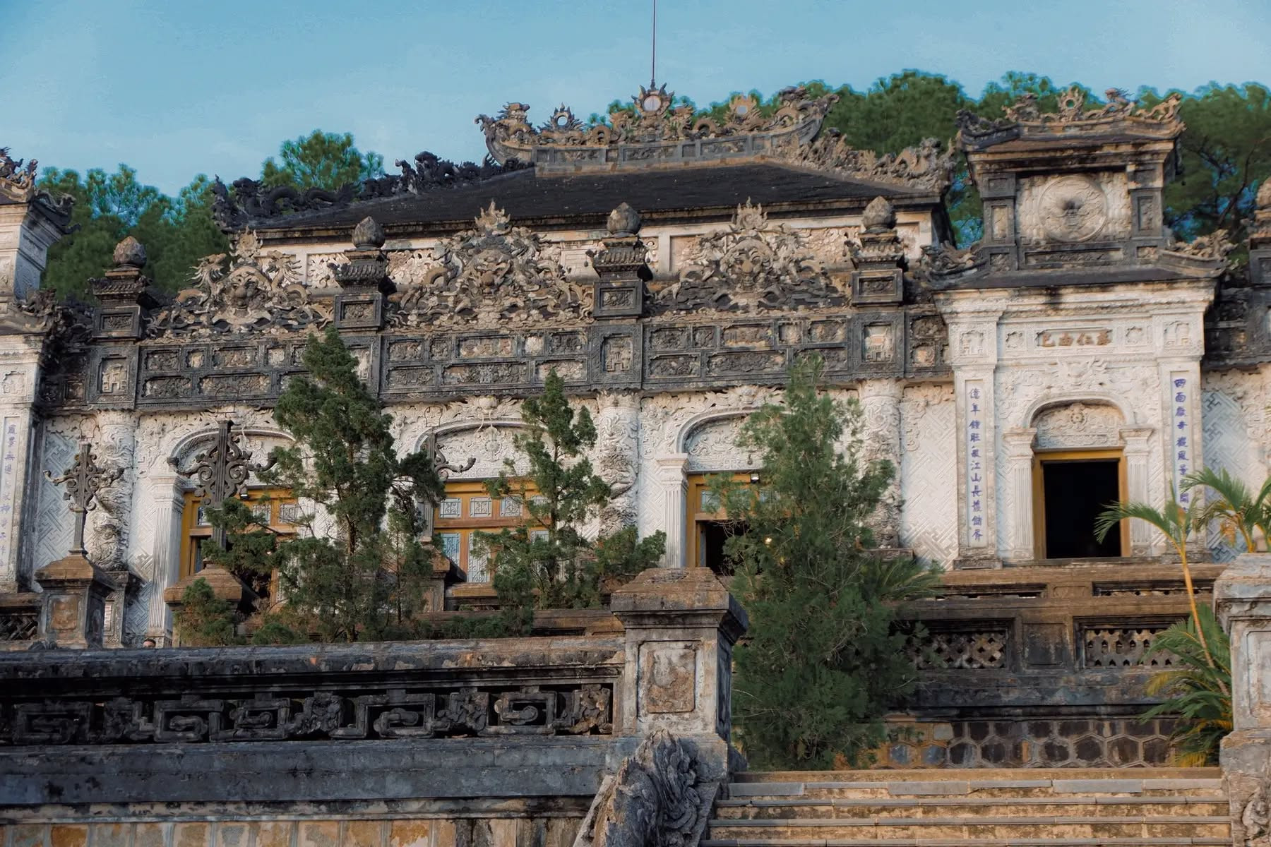 Công trình an táng của vị hoàng đế thứ 12 triều Nguyễn: Xây suốt 11 năm, kiến trúc Đông Tây độc bản giữa cố đô Huế- Ảnh 4. Công trình an táng của vị hoàng đế thứ 12 triều Nguyễn: Xây suốt 11 năm, kiến trúc Đông Tây độc bản giữa cố đô Huế- Ảnh 4.