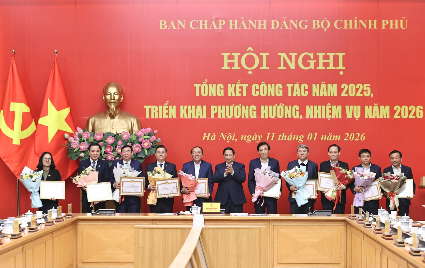 Thủ tướng trao Bằng khen tặng các tổ chức, cá nhân có thành tích xuất sắc. Ảnh: VGP 111ttgbk.jpg