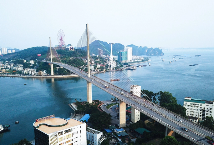 Tựa cây đàn khổng lồ, cầu vượt sông kết thúc sứ mệnh lịch sử của bến phà hơn 50 năm, sử dụng kỹ thuật tiên tiến lần đầu tiên xuất hiện tại Việt Nam- Ảnh 1. Tựa cây đàn khổng lồ, cầu vượt sông kết thúc sứ mệnh lịch sử của bến phà hơn 50 năm, sử dụng kỹ thuật tiên tiến lần đầu tiên xuất hiện tại Việt Nam- Ảnh 1.
