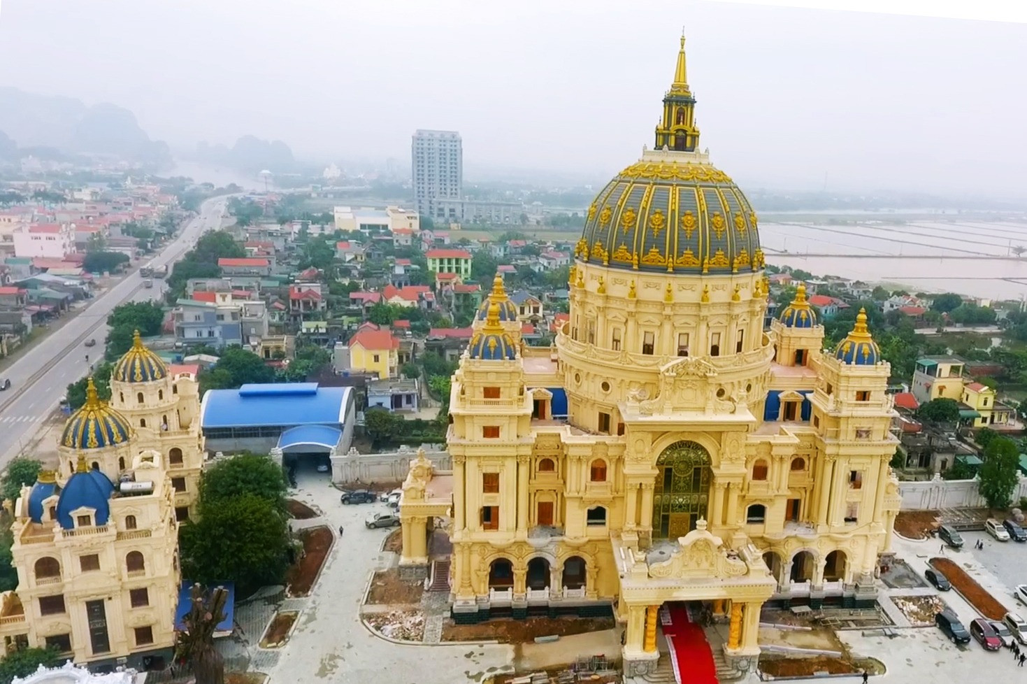 Tòa lâu đài tư nhân lớn nhất Đông Nam Á: Vốn đầu tư nghìn tỷ, kiến trúc mang đậm dấu ấn tôn giáo- Ảnh 1. Tòa lâu đài tư nhân lớn nhất Đông Nam Á: Vốn đầu tư nghìn tỷ, kiến trúc mang đậm dấu ấn tôn giáo- Ảnh 1.