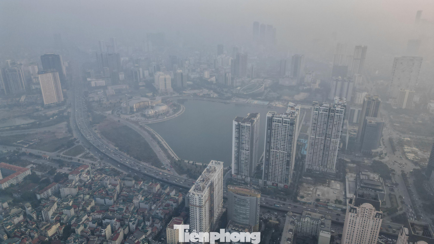 Trước tình trạng ô nhiễm kéo dài, cơ quan chức năng khuyến cáo người dân theo dõi thường xuyên các bản tin về chất lượng không khí, hạn chế ra ngoài vào sáng sớm và khung giờ cao điểm. Người thuộc nhóm nhạy cảm được khuyến nghị sử dụng khẩu trang chống bụi mịn và giảm các hoạt động ngoài trời khi chỉ số AQI ở mức xấu. tp-ha-noi-mo-suongdji-0791.jpg