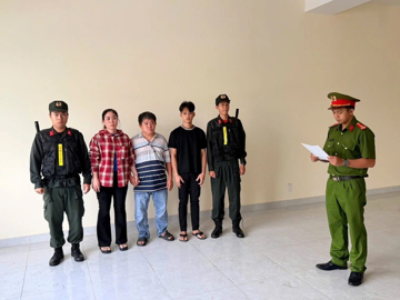 Đột kích 1 cơ sở, bắt ông chủ thương hiện mỳ sợi Châu Phát