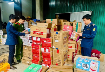 Kiểm tra một cơ sở, thu giữ 1.300 thùng bánh kẹo, rong biển không rõ nguồn gốc