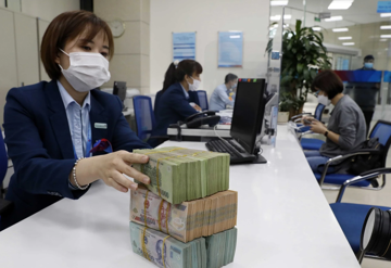 Lãi suất tăng, nợ xấu leo thang: Chuyên gia cảnh báo rủi ro ngân hàng thành 'con nợ' khi doanh nghiệp vay 90 đồng, vốn chỉ 10 đồng