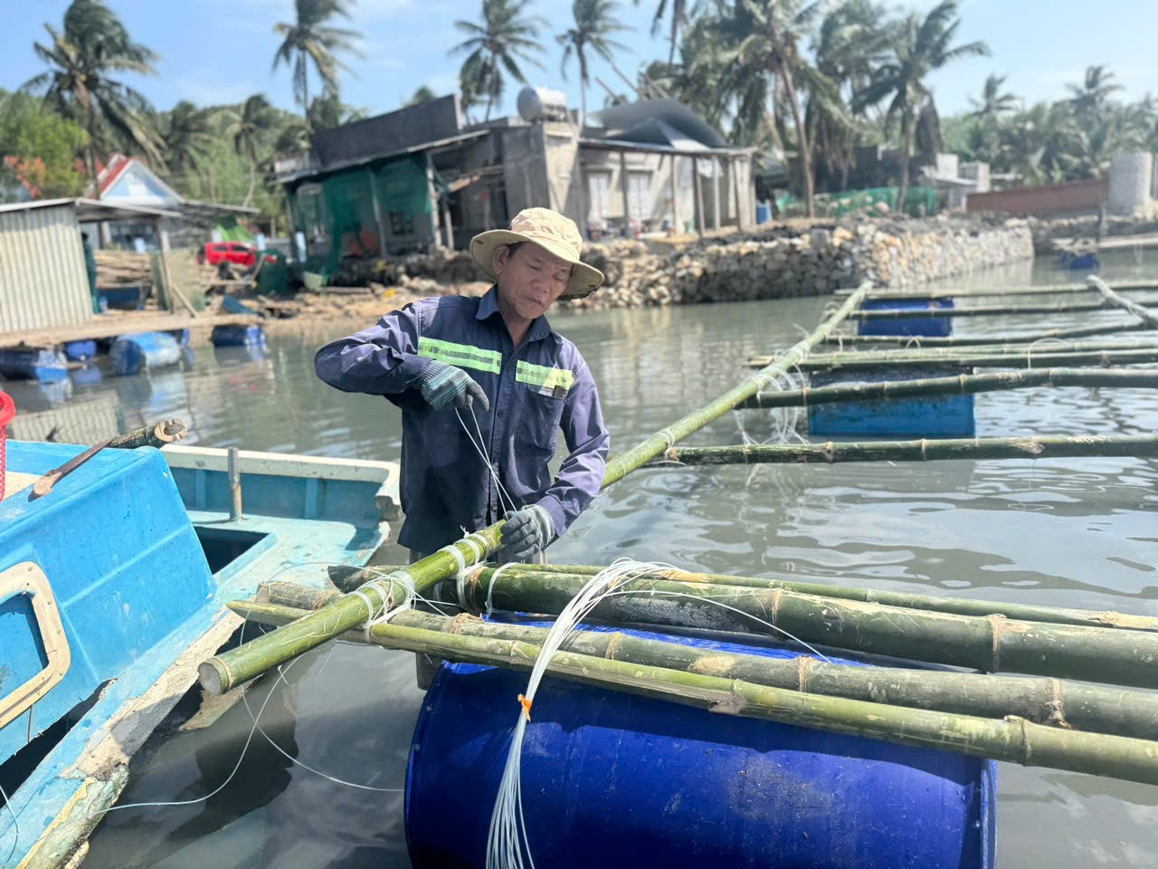 Ông Nguyễn Văn Tính (64 tuổi) bị thiệt hại nặng nề trong trận bão vừa qua, kỳ vọng năm nay mưa thuận gió hoà, bà con ra khơi thuận lợi. sua-nha-be-2.jpg