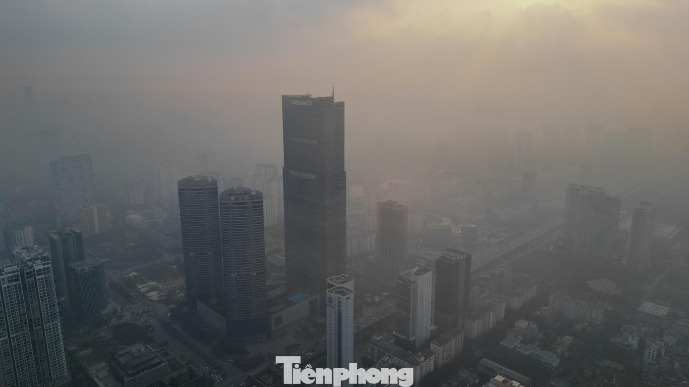 Hiện tượng này lặp lại trong nhiều ngày liên tiếp, trùng với thời điểm chất lượng không khí của Thủ đô được cảnh báo ở mức kém đến xấu. Theo các hệ thống theo dõi chất lượng không khí, chỉ số AQI tại nhiều khu vực thường xuyên vượt ngưỡng an toàn, trong đó bụi mịn PM2.5 là tác nhân chính. tp-ha-noi-mo-suongdji-0789.jpg
