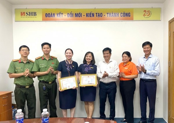 Bà H. đến ngân hàng <a style='text-decoration: none;' href='/SHB'>SHB</a> tất toán sổ tiết kiệm 1,1 tỷ đồng, nhân viên báo công an còn được tặng bằng khen - ảnh 1