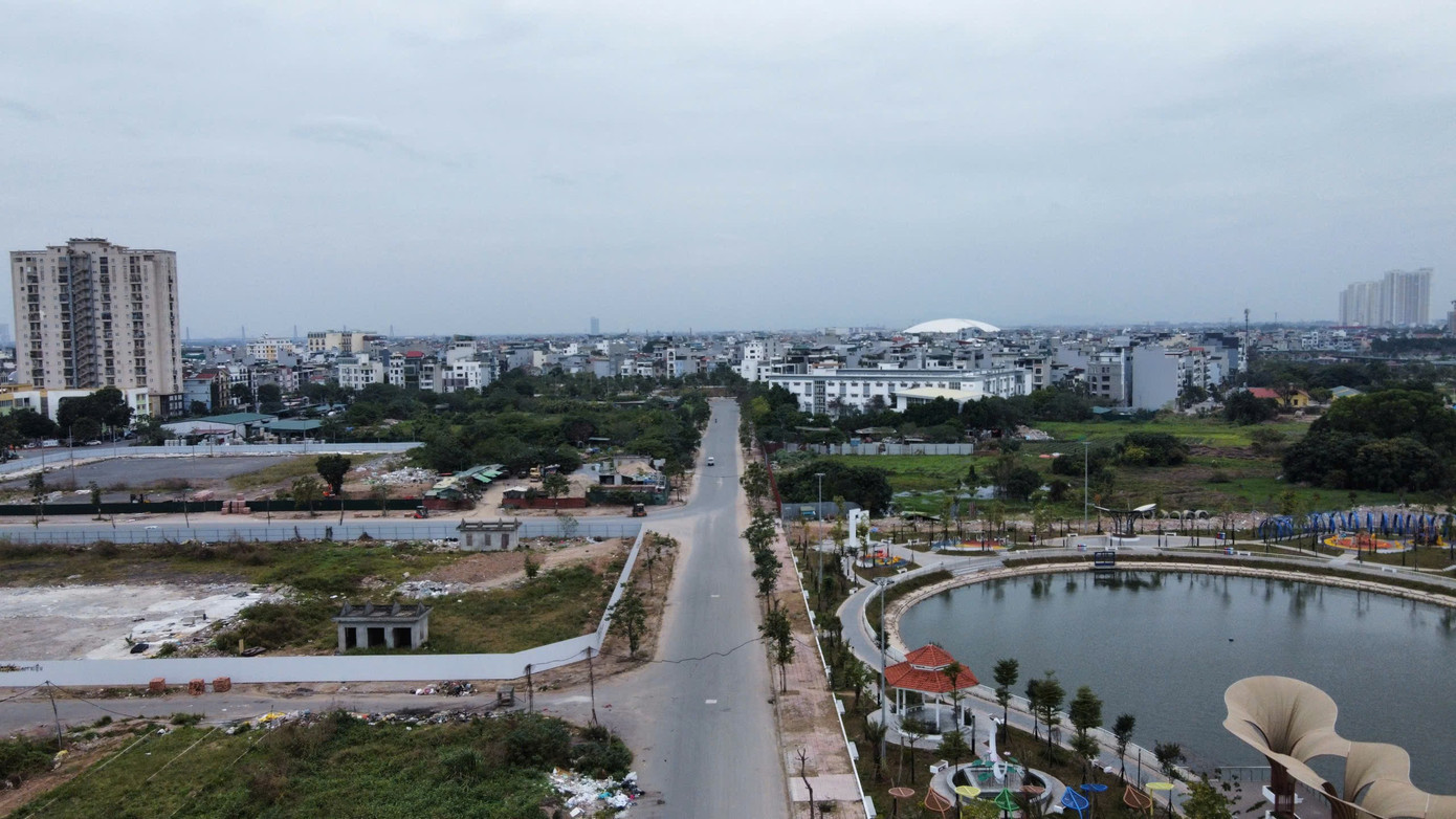 Theo đó, 39 dự án được xây dựng trên diện tích gần 115 ha, tổng vốn sơ bộ khoảng 71.500 tỷ đồng. Trong đó, nhiều dự án với quy mô lớn như: dự án có tổng mức đầu tư lớn nhất là nhà ở xã hội Xuân Mai - Tân Tiến (xã Tân Tiến) với quy mô 12.078 tỷ đồng, diện tích 30 ha. Khu nhà ở xã hội này cao tối đa 25 tầng nổi và 3 tầng hầm, quy mô dân số 17.250 người. z7419393299927-6021e1045265b38bd6ecfe1641936767.jpg