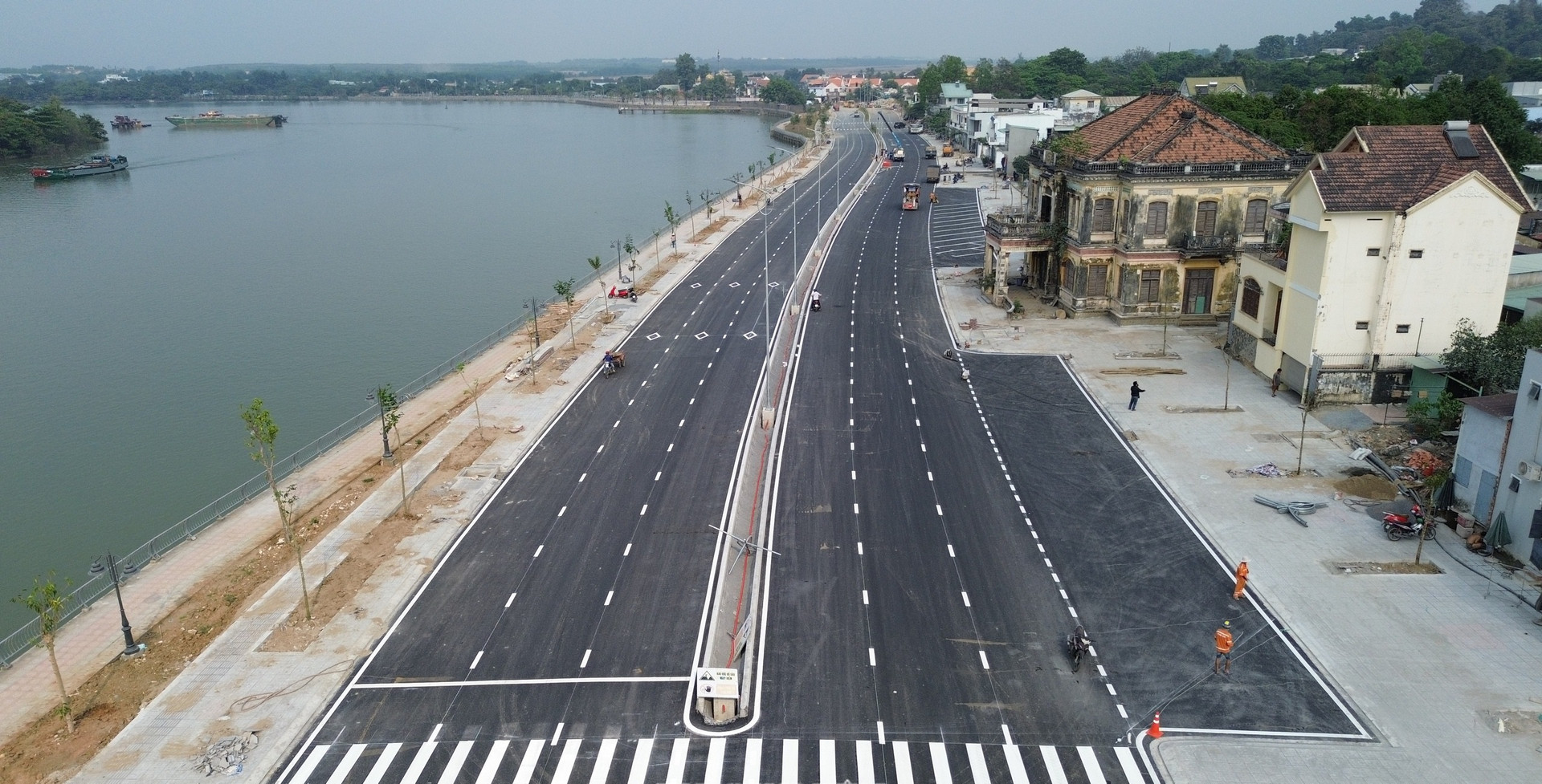 Đường ven sông gần 5km chính thức thông xe, căn nhà cổ trăm năm tuổi từng vướng quy hoạch vẫn 'sừng sững'- Ảnh 1. Đường ven sông gần 5km chính thức thông xe, căn nhà cổ trăm năm tuổi từng vướng quy hoạch vẫn 'sừng sững'- Ảnh 1.