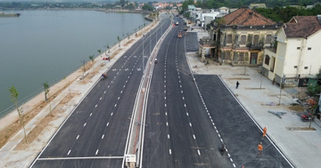 Đường ven sông gần 5km chính thức thông xe, căn nhà cổ trăm năm tuổi từng vướng quy hoạch vẫn 'sừng sững'