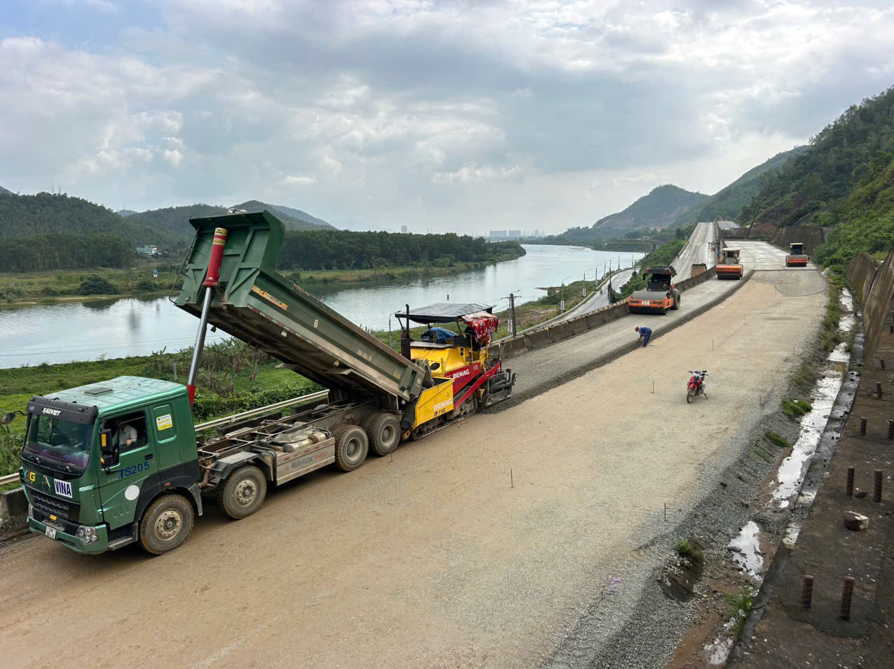 Tuyến cao tốc nối 2 TP của Việt Nam được chi hơn 3.000 tỷ lên đời đang gấp rút về đích- Ảnh 4. Tuyến cao tốc nối 2 TP của Việt Nam được chi hơn 3.000 tỷ lên đời đang gấp rút về đích- Ảnh 4.
