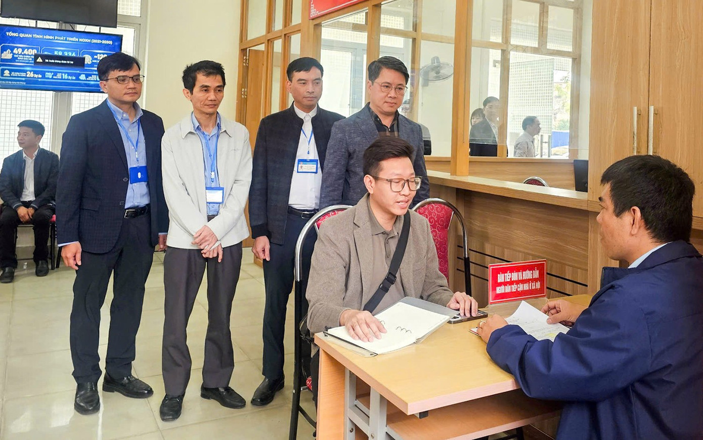 Cán bộ Sở Xây dựng hướng dẫn người dân về thủ tục, hồ sơ, trình tự thực hiện chính sách nhà ở xã hội tại Hải Phòng. noxh-1.jpg