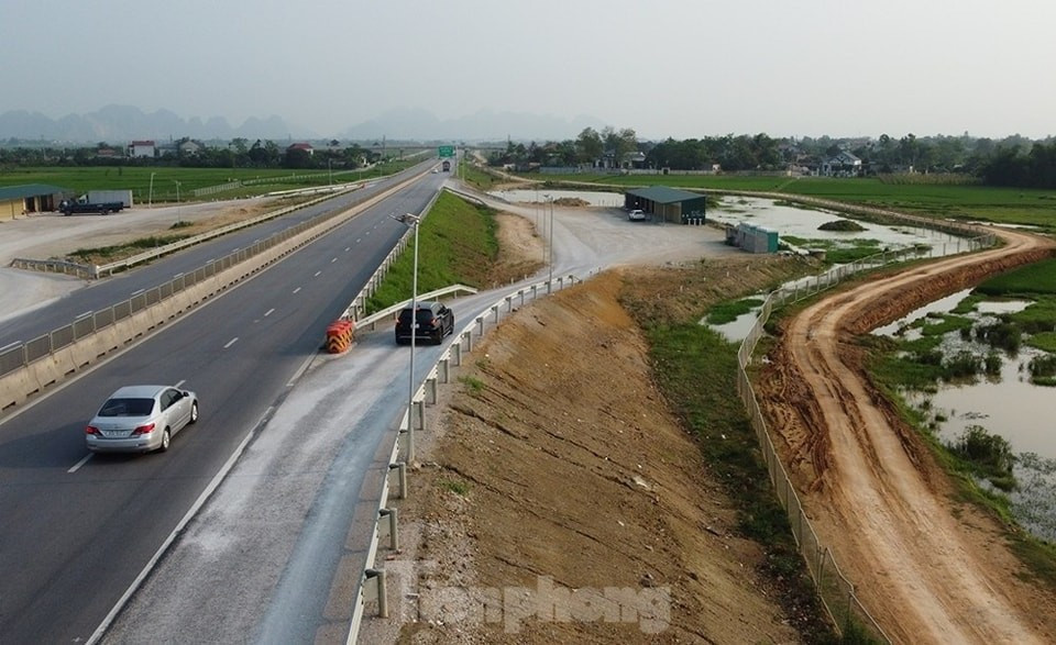 Trên cao tốc Bắc - Nam vẫn thiếu hệ thống trạm dừng nghỉ gây bất tiện cho người và phương tiện lưu thông. Ảnh minh họa: AT. image-13.jpg
