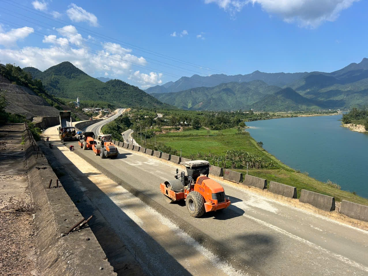 Tuyến cao tốc nối 2 TP của Việt Nam được chi hơn 3.000 tỷ lên đời đang gấp rút về đích- Ảnh 1. Tuyến cao tốc nối 2 TP của Việt Nam được chi hơn 3.000 tỷ lên đời đang gấp rút về đích- Ảnh 1.