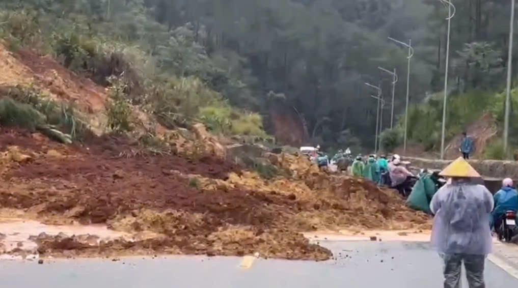 Tuyến Quốc lộ 24 thường xuyên xảy ra sạt lở vào mùa mưa, nếu cao tốc đưa vào sử dụng sẽ giảm tải cho tuyến này. 3207687905227742132.jpg