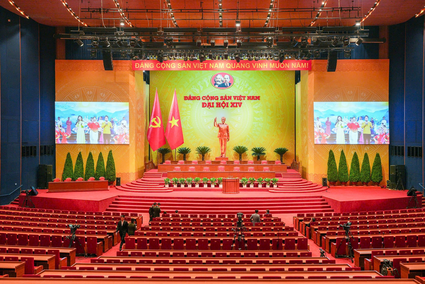 Hội trường chính tại Trung tâm Hội nghị Quốc gia - nơi sẽ diễn ra các phiên họp Đại hội XIV của Đảng. Phía trên là khu vực làm việc của Đoàn Chủ tịch Đại hội. 4-4162.jpg
