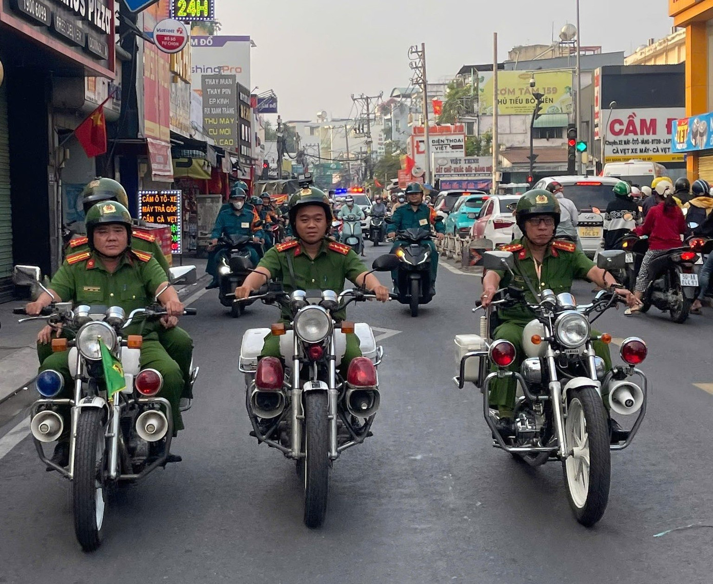 Công an phường tiến hành tuần tra tại các khu chợ, quán ăn, quán cà phê... kiên quyết xử lý các trường hợp cố tình vi phạm quy định. 615436058-122114754471096901-2750687705189051050-n.jpg