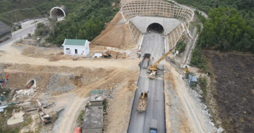 Chưa đầy 2 tuần nữa, chính thức thông xe hầm xuyên qua dãy núi chạy ra biển Đông: Nối thông 2 tỉnh hẹp nhất Việt Nam