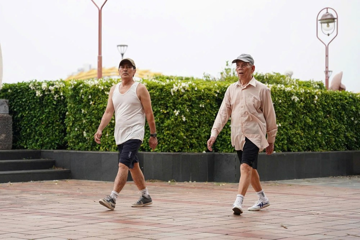 Đi bộ bao nhiêu phút một ngày để có thể kéo dài tuổi thọ thêm 11 năm?