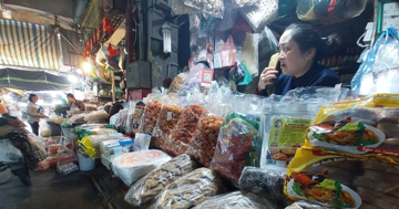 Đìu hiu chợ Tết, người mua lo ngại an toàn