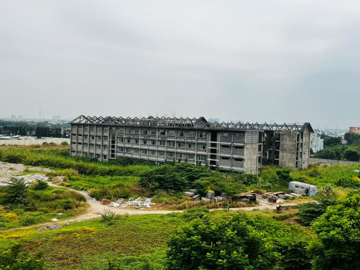 Ngôi trường 114 tỷ đồng bị bỏ hoang suốt 8 năm: Cỏ mọc um tùm, xi măng chất đống lối đi, phòng học bị vẽ bậy bằng hình thù dị dạng
