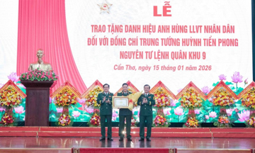 Trao tặng danh hiệu Anh hùng LLVTND cho Trung tướng Huỳnh Tiền Phong