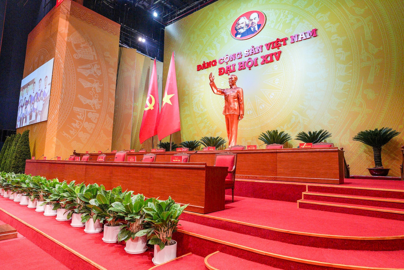 Theo bà Nguyễn Thị Thu Hà - Phó Chánh Văn phòng Thường trực Văn phòng Trung ương Đảng: Về trang trí khánh tiết, tại hội trường lớn có tượng toàn thân của Bác Hồ nhìn xuống đại hội; một bên là cờ Tổ quốc và một bên là cờ Đảng. Điều này vừa đúng với quy định, nhưng cũng là điểm khác so với nhiệm kỳ trước, thể hiện sự biết ơn, kính trọng của Đại hội đối với Bác Hồ - người sáng lập, lãnh đạo và rèn luyện Đảng ta. 5-2621.jpg