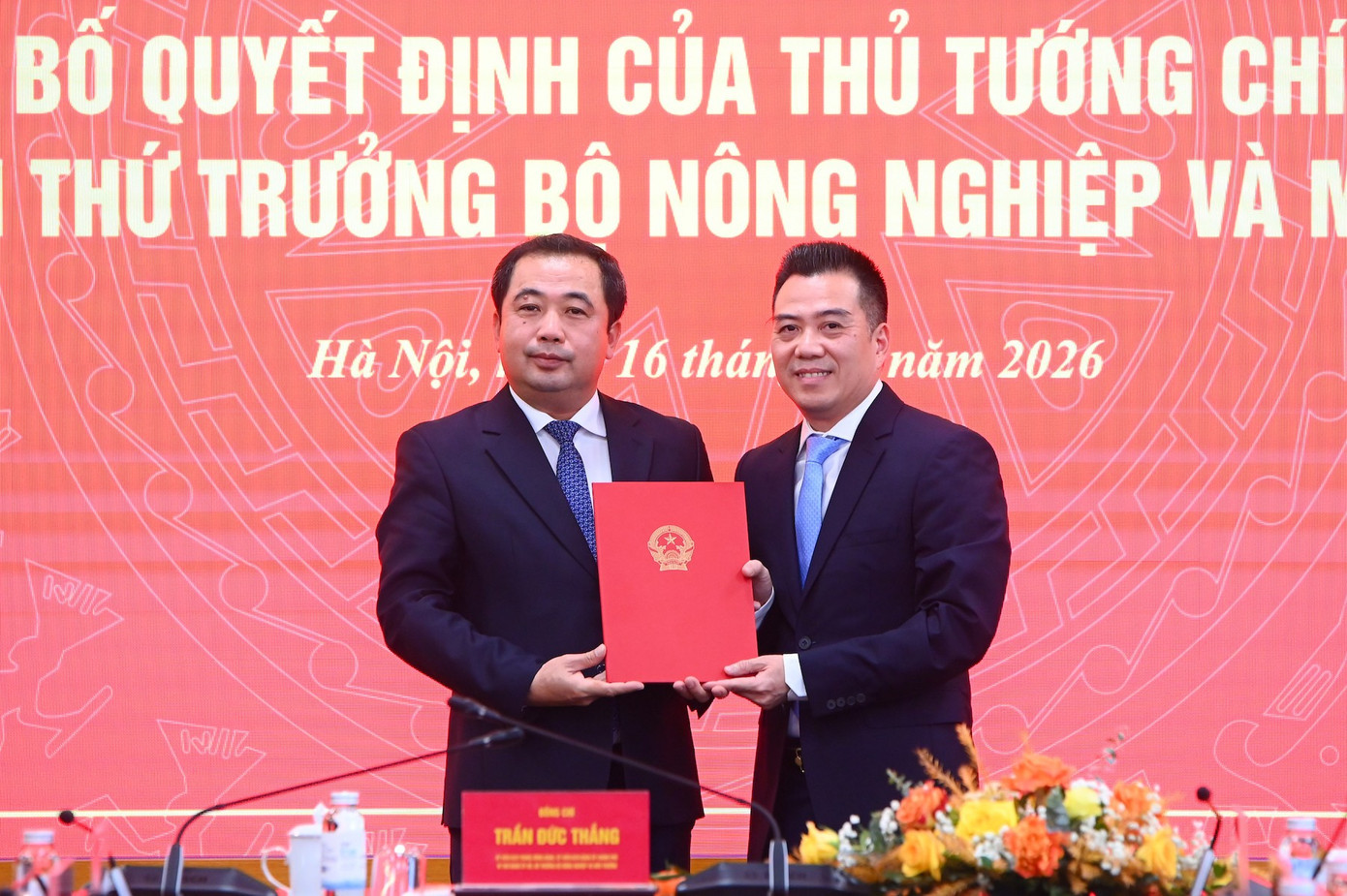 Bộ trưởng Bộ Nông nghiệp và Môi trường Trần Đức Thắng (bên trái) trao quyết định bổ nhiệm Thứ trưởng cho ông Đặng Ngọc Điệp. thu-truong-diep-10.jpg