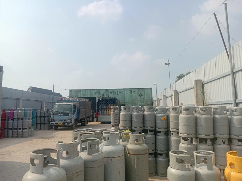 Khám xét khẩn cấp 12 địa điểm, tạm giữ 16 đối tượng, tịch thu 6.200 vỏ bình gas, hơn 27.000 tem chống giả và 20 xe tải - ảnh 1