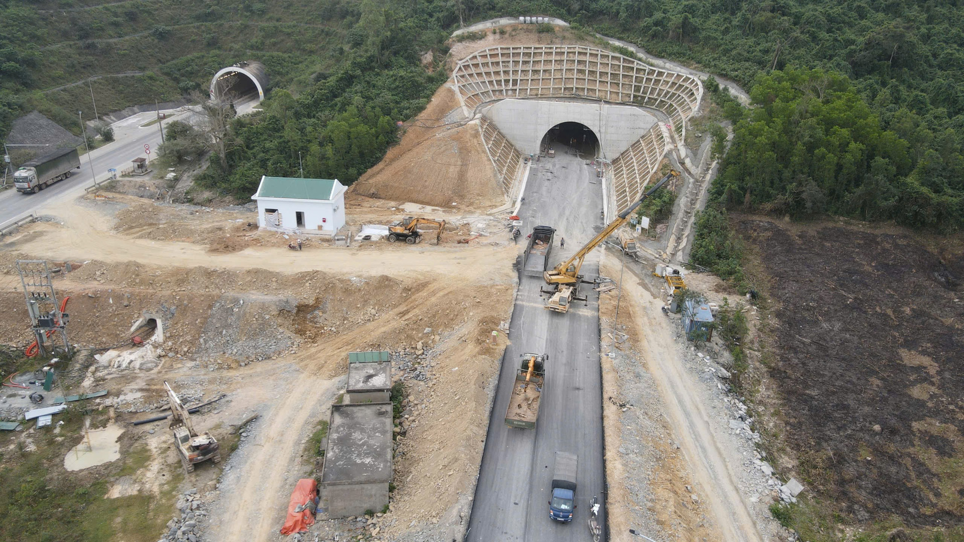 Chưa đầy 2 tuần nữa, chính thức thông xe hầm xuyên qua dãy núi chạy ra biển Đông: Nối thông 2 tỉnh hẹp nhất Việt Nam- Ảnh 1. Chưa đầy 2 tuần nữa, chính thức thông xe hầm xuyên qua dãy núi chạy ra biển Đông: Nối thông 2 tỉnh hẹp nhất Việt Nam- Ảnh 1.