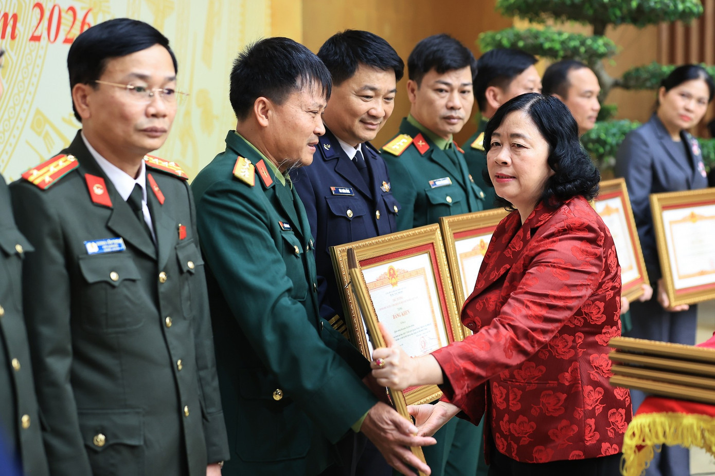 Chủ tịch Ủy ban Trung ương Mặt trận Tổ quốc Việt Nam Bùi Thị Minh Hoài trao bằng khen cho các tập thể, cá nhân có thành tích xuất sắc. Ảnh: VGP 161ttg11.jpg