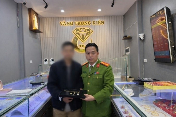Anh N. đến cửa hàng bán vàng, chủ tiệm nhìn qua rồi báo ngay công an - ảnh 1