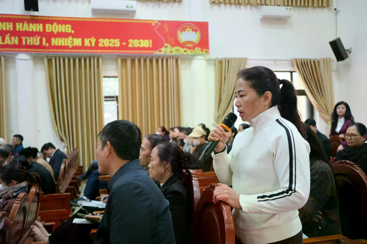 Các tiểu thương đưa ra những thắc mắc để cơ quan chức năng giải đáp tại buổi đối thoại. 2-tieuthuongthacmac-1768458569.jpg