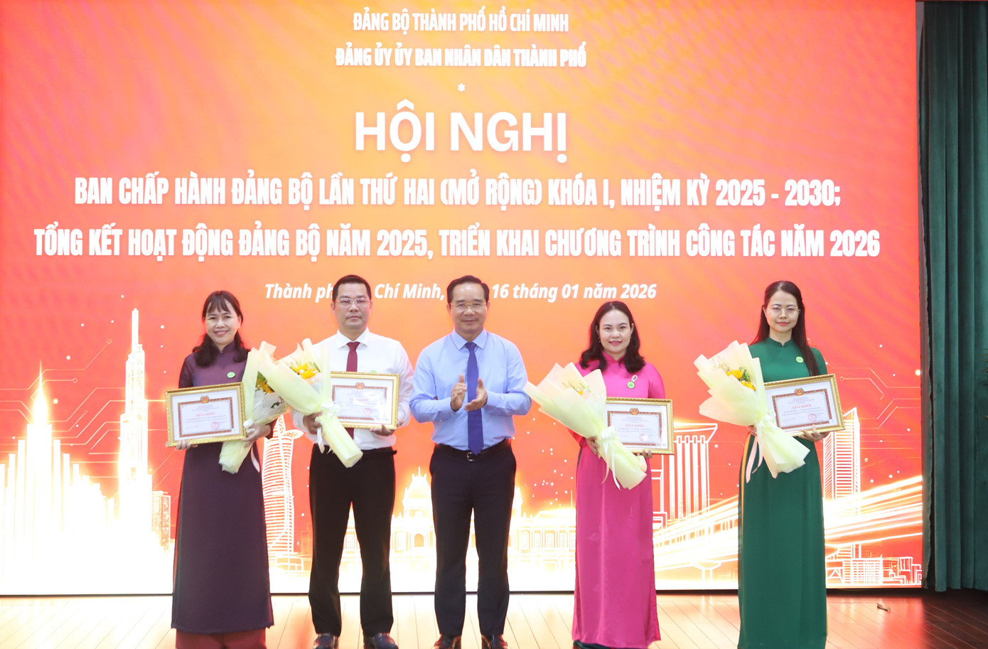 Chủ tịch UBND TPHCM Nguyễn Văn Được trao giấy khen đến các đơn vị tiêu biểu trong thực hiện nhiệm vụ năm 2025. Ảnh: Ngô Tùng img-3884.jpg