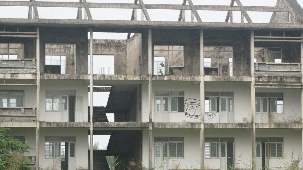 Ngôi trường 114 tỷ đồng bị bỏ hoang suốt 8 năm: Cỏ mọc um tùm, xi măng chất đống lối đi, phòng học bị vẽ bậy bằng hình thù dị dạng - ảnh 2