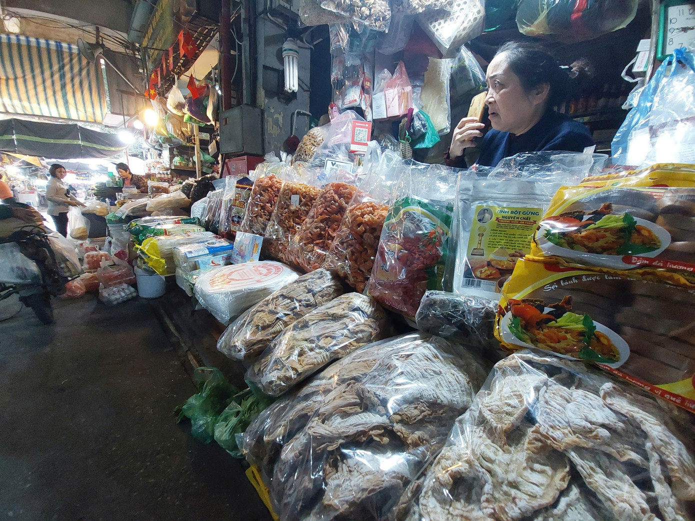 Tiểu thương nhiều chợ truyền thống đìu hiu ngóng khách 11a.jpg