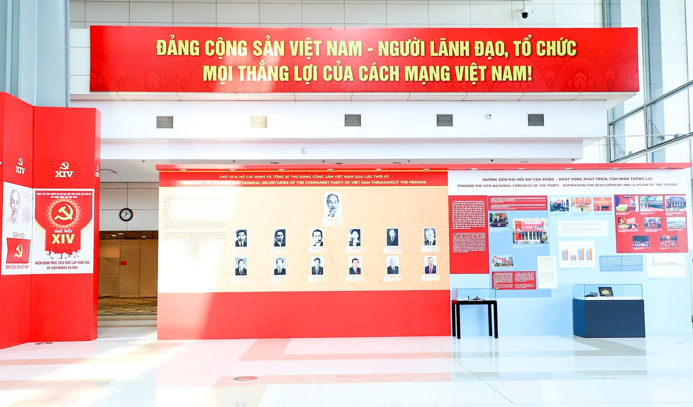 Chân dung Chủ tịch Hồ Chí Minh và chân dung các Tổng Bí thư Đảng Cộng sản Việt Nam qua các thời kỳ. 15-98.jpg