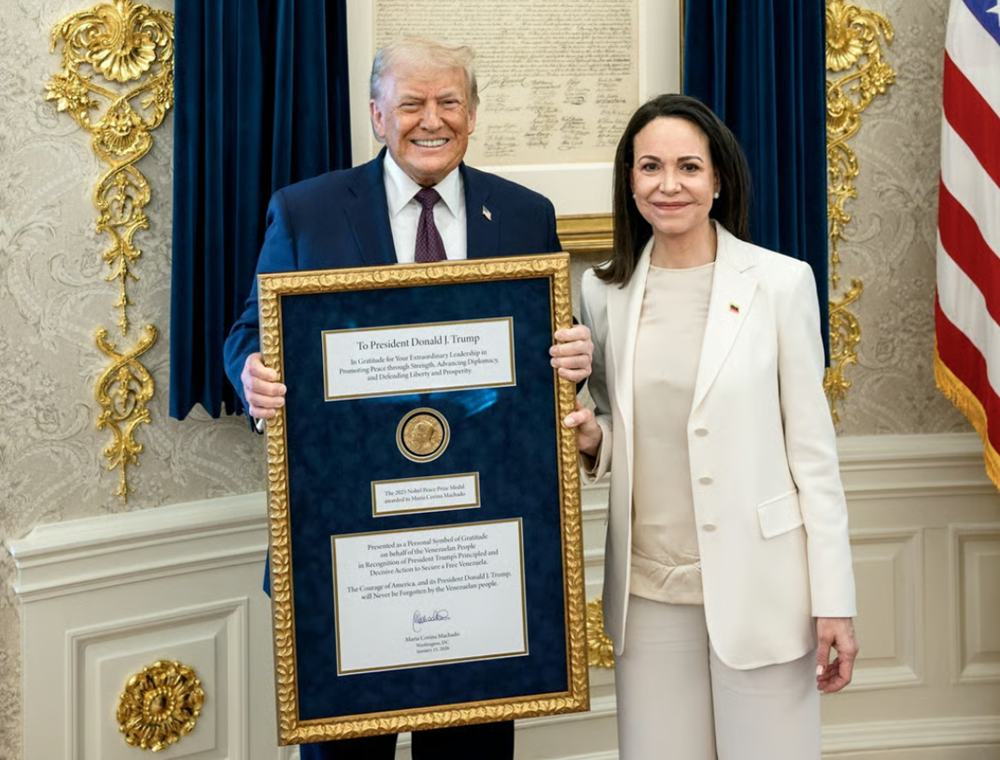 Chủ nhân Nobel Hòa Bình 2025 trao lại giải thưởng cho ông Trump - ảnh 1