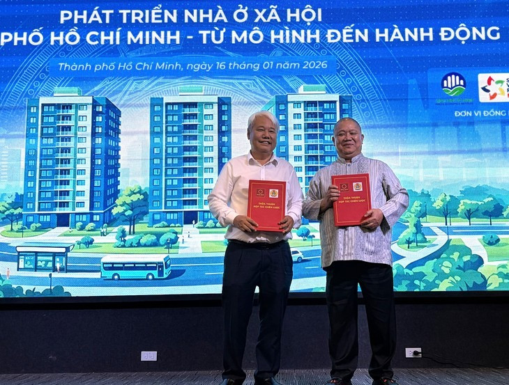 Hình ảnh tại lễ ký kết. Nguồn ảnh: Báo Tuổi Trẻ Hình ảnh tại lễ ký kết. Nguồn ảnh: Báo Tuổi Trẻ