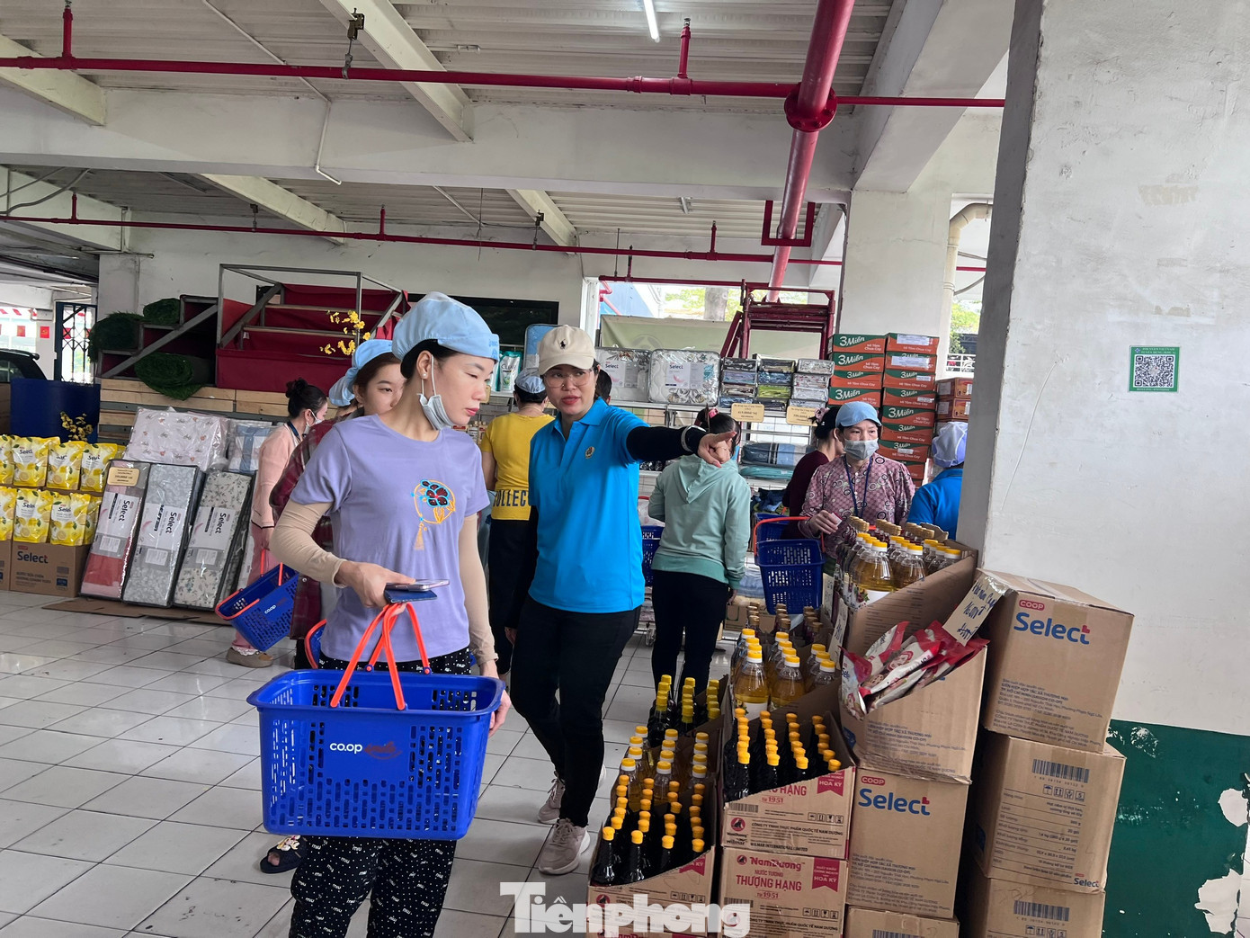 Công nhân Công ty Pouyuen mua sắm Tết ngay tại doanh nghiệp. tp-cong-nhan-uyen-phuong-1.jpg