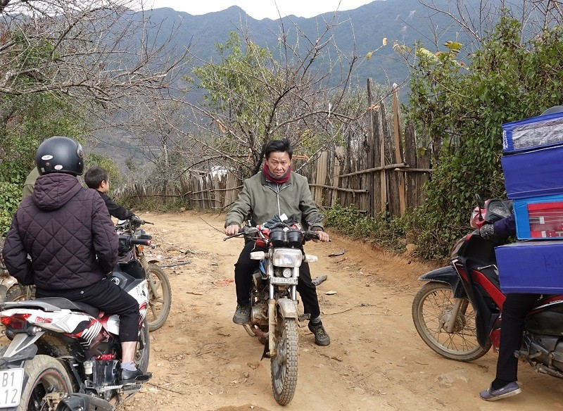 do-duong-kho-khan-nen-chi-van-chuyen-canh-dao-bang-xe-may-1.jpg