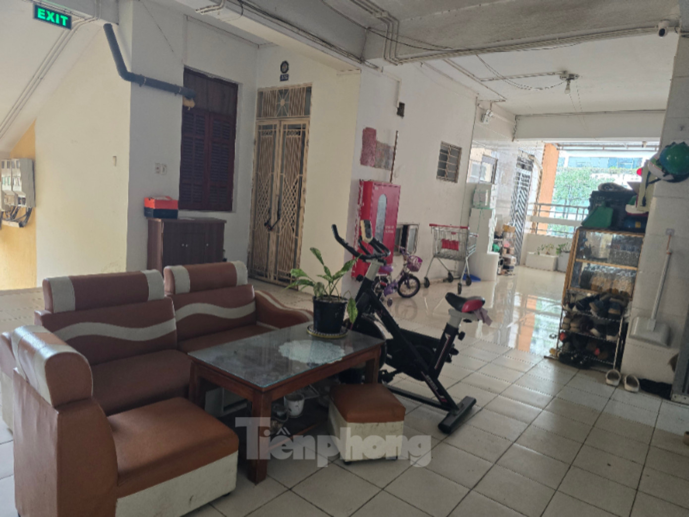 Bàn ghế được cư dân bày ra hành lang chung cư để tiếp khách. 1000036087-9738.jpg