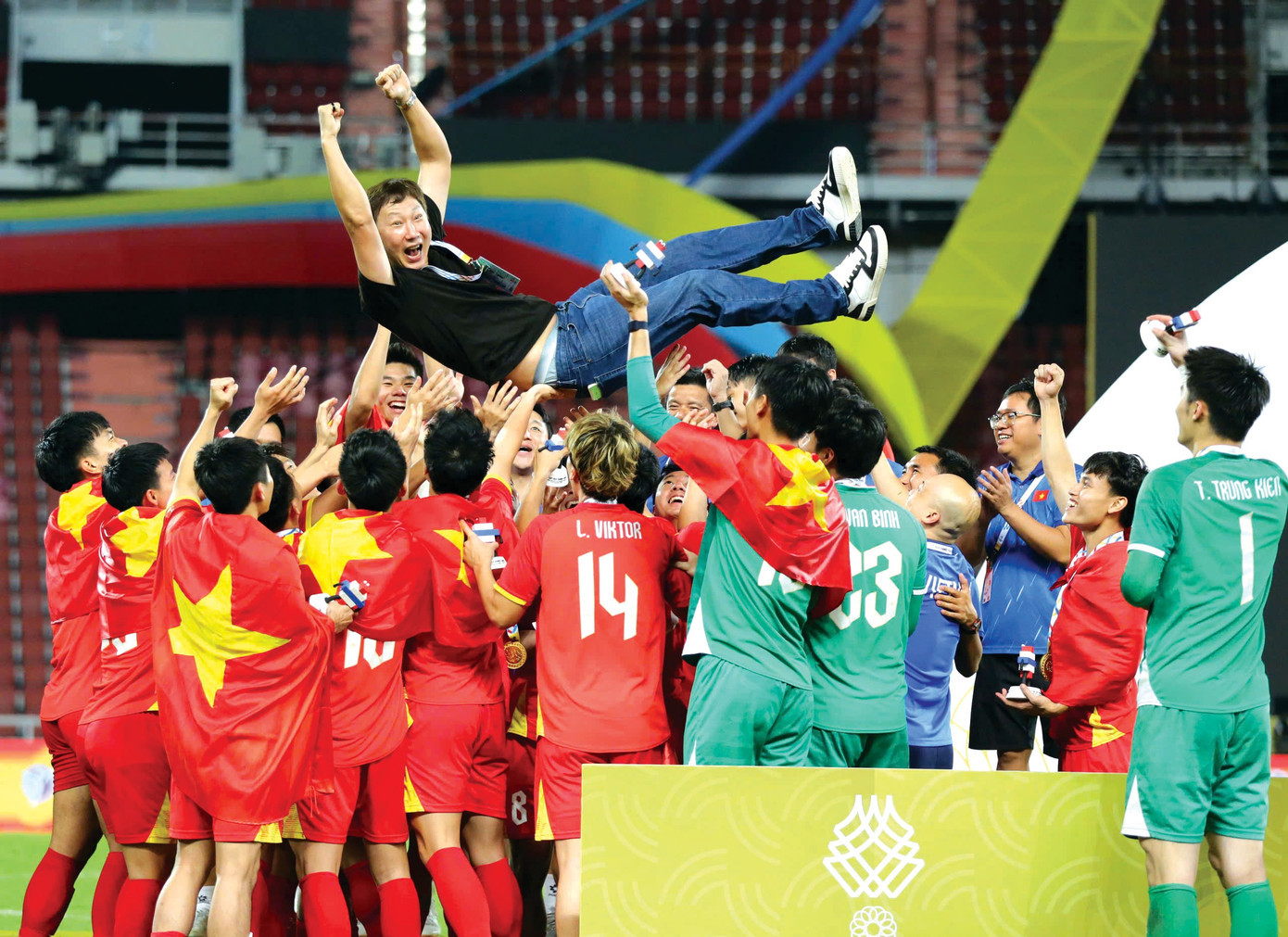 Thầy trò ông Kim Sang-sik giành HCV tại <a style='text-decoration: none;' href='/SEA'>SEA</a> Games 33. 1-215.jpg